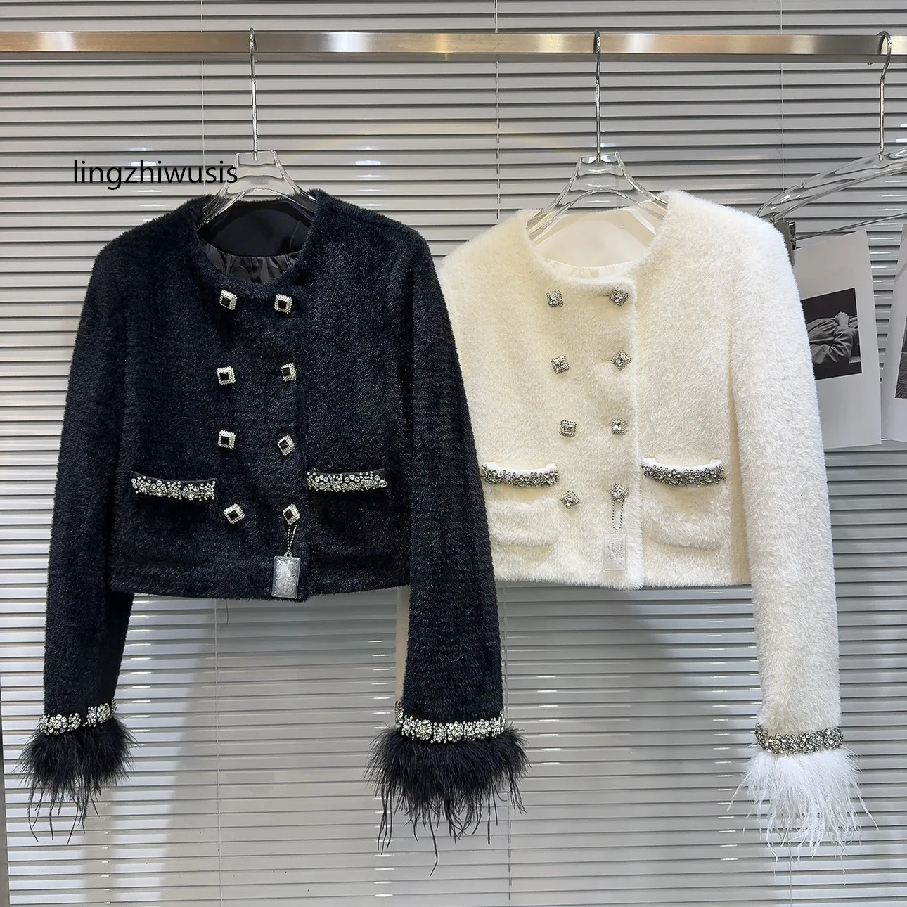 Women Down Coat Influencer 2023 Winter Ladies Top Quality Diamond Ostrich Feathers Short Outerwear New Arrive
Women Down Coat Influencer 2023 Winter Ladies Top Quality Diamond Ostrich Feathers Short Outerwear New Arrive