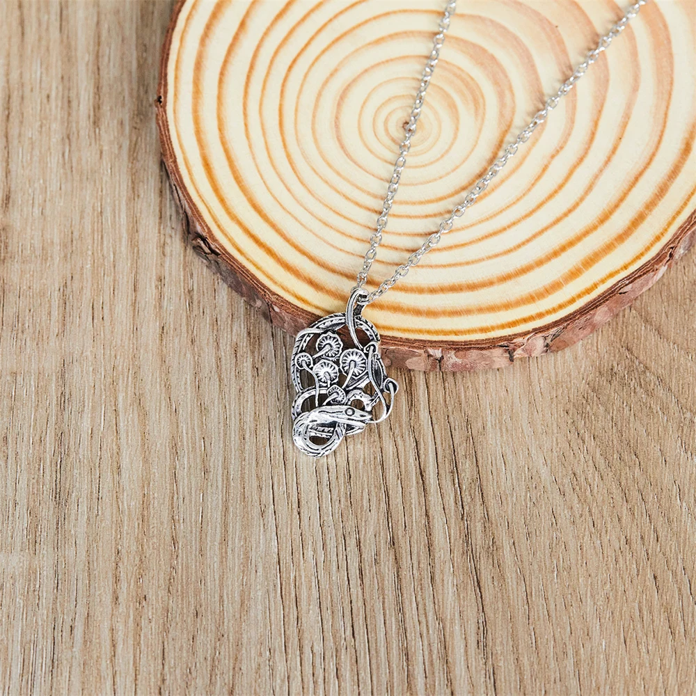 Geometric Snake Hollow Pendant Necklace for Women Retro Hanging Personalized Chain Ladies Accessories Party Ladies Jewelry Gifts
Geometric Snake Hollow Pendant Necklace for Women Retro Hanging Personalized Chain Ladies Accessories Party Ladies Jewelry Gifts