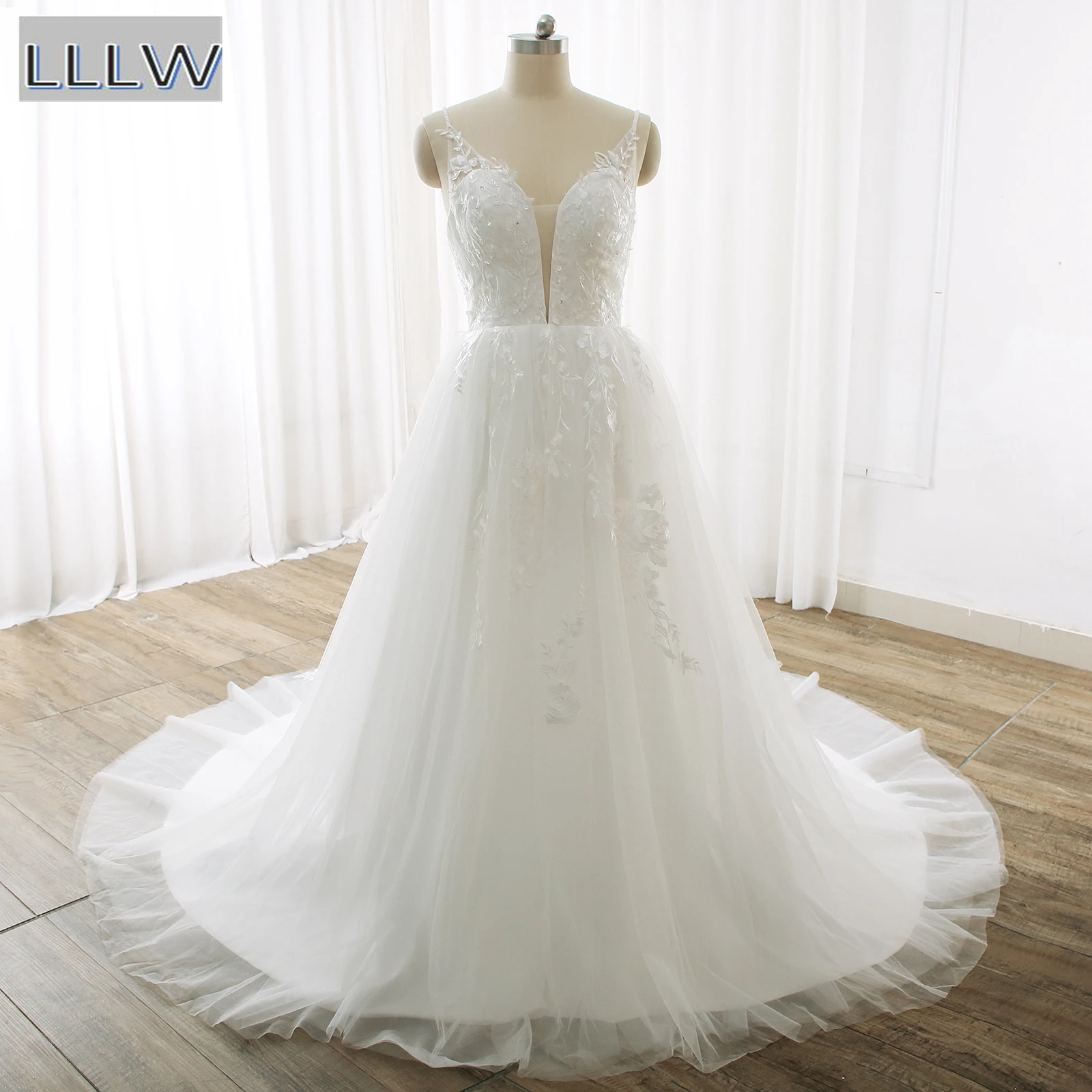 Ivory Tulle Lace Priceness Wedding Dresses Chapel Trian Custom Made A-Line Bridal Gowns Sleeveless Spaghetti Straps
Ivory Tulle Lace Priceness Wedding Dresses Chapel Trian Custom Made A-Line Bridal Gowns Sleeveless Spaghetti Straps