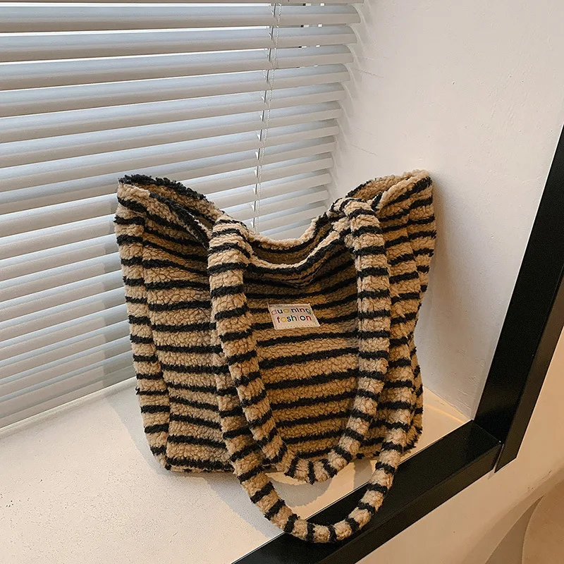 Women's Shoulder Bag Artificial Lamb Down Autumn and Winter NEW Large Capacity Plush Striped Tote Student Personality Handbag
Women's Shoulder Bag Artificial Lamb Down Autumn and Winter NEW Large Capacity Plush Striped Tote Student Personality Handbag
