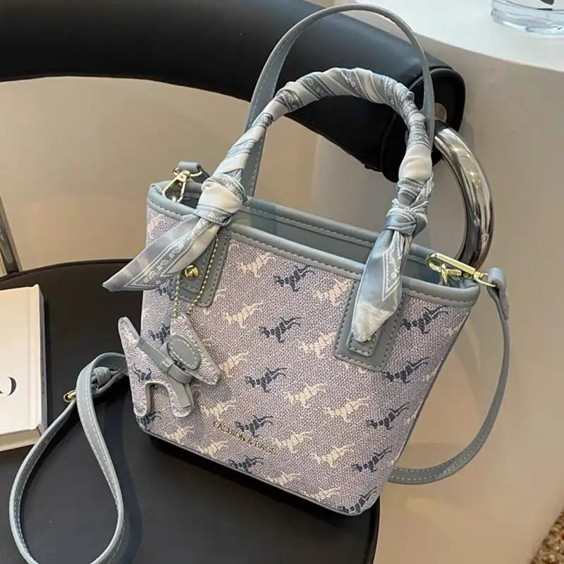 Leather Handbags Tote for Women Ribbon Bucket Designer Luxury Summer Shoulder Crossbody Bags Zipper Purses Ladies Free Shipping
Leather Handbags Tote for Women Ribbon Bucket Designer Luxury Summer Shoulder Crossbody Bags Zipper Purses Ladies Free Shipping