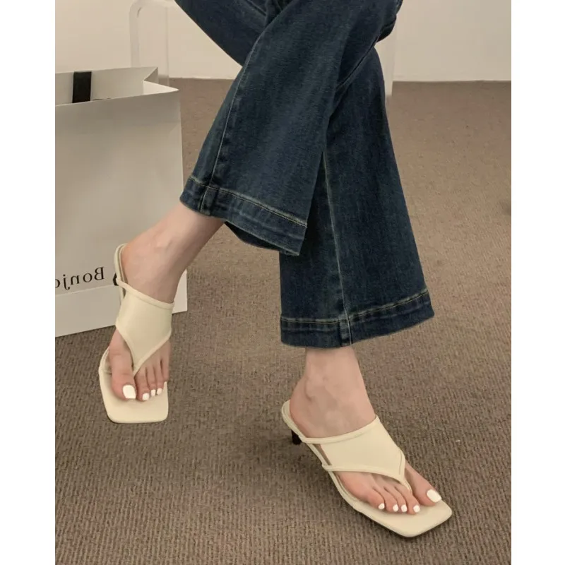 2023 Summer New Square Head Slippers with Pinched Feet, High Heel Roman Women's Shoes, Herringbone Slippers for External Wear
2023 Summer New Square Head Slippers with Pinched Feet, High Heel Roman Women's Shoes, Herringbone Slippers for External Wear
