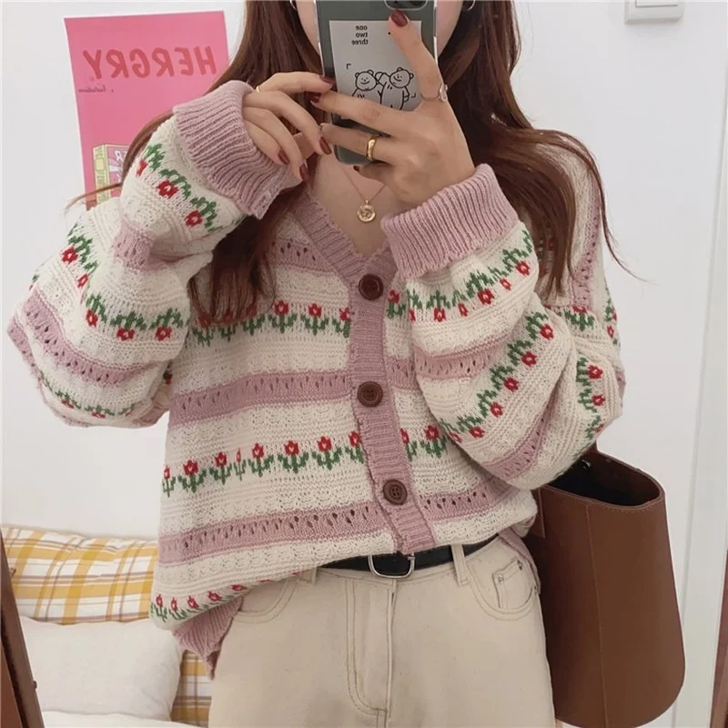 Pink Cardigans Tops Korean Kawaii Cardigan Sweaters for Women Sweet Loose 2024 Flower Knitted Cardigan New Women Japanese Coats
Pink Cardigans Tops Korean Kawaii Cardigan Sweaters for Women Sweet Loose 2024 Flower Knitted Cardigan New Women Japanese Coats