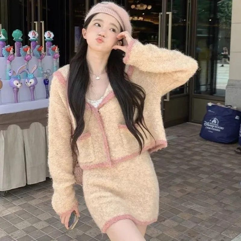 Sweet Knitted Cardigan A Skirt Suit WomenTemperament Soft Glutinous Color Block Top High Waist Short Skirt Winter Two Piece Set
Sweet Knitted Cardigan A Skirt Suit WomenTemperament Soft Glutinous Color Block Top High Waist Short Skirt Winter Two Piece Set