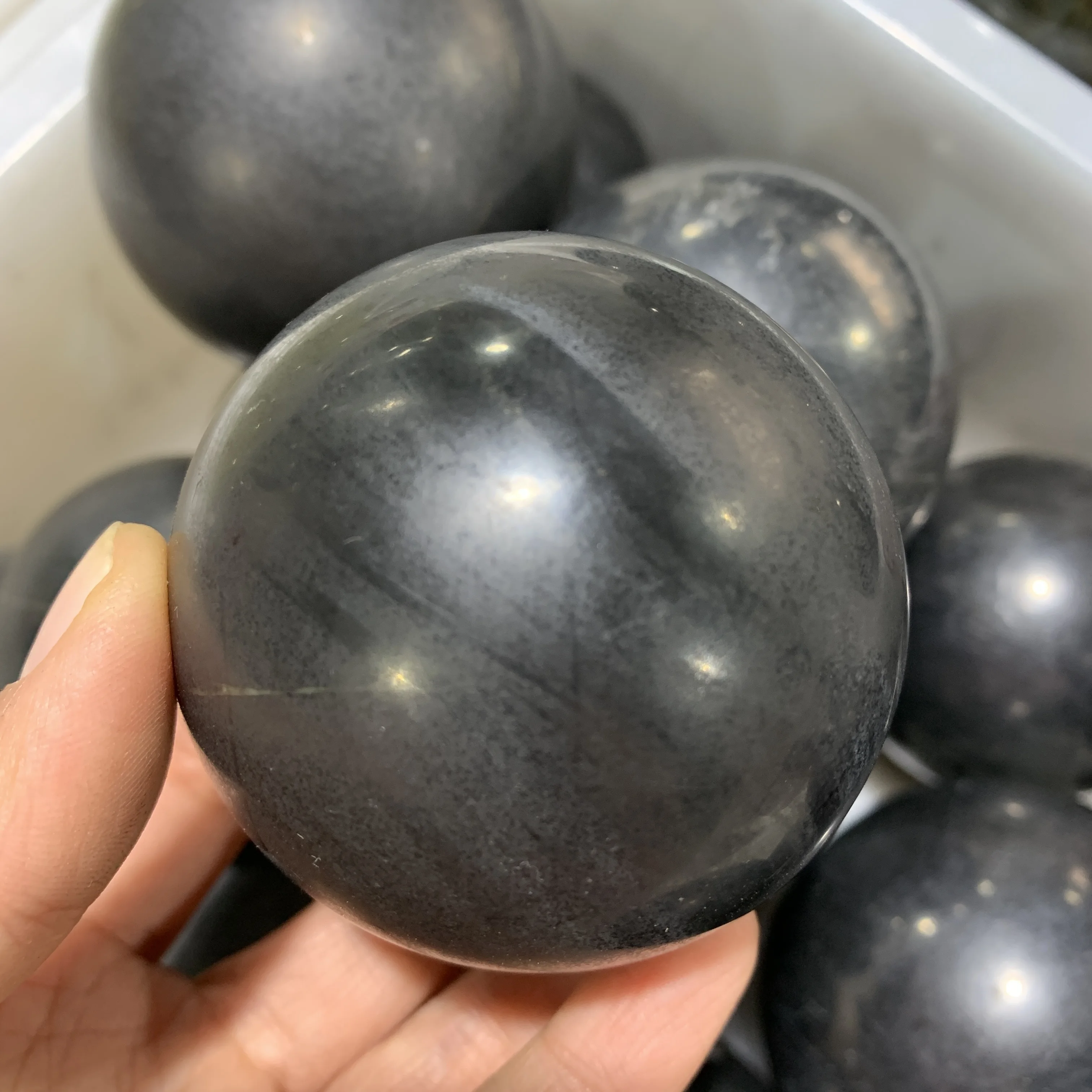 Натуральный Shungite полированный шар черный кристалл фэн-шуй исцеляющая Массажная Сфера
Натуральный Shungite полированный шар черный кристалл фэн-шуй исцеляющая Массажная Сфера