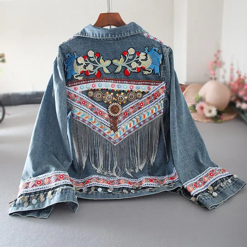 

Женская джинсовая куртка-бомбер с бахромой и цветочной вышивкой