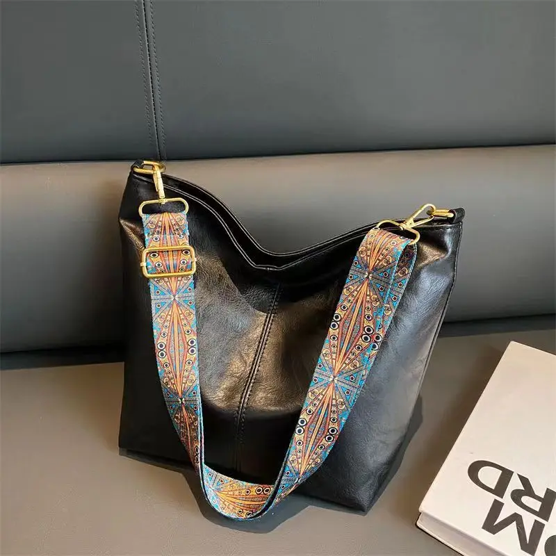 Retro commuter large-capacity bag female spring/summer 2023 new simple leisure bucket bag niche fashion shoulder bag
Retro commuter large-capacity bag female spring/summer 2023 new simple leisure bucket bag niche fashion shoulder bag