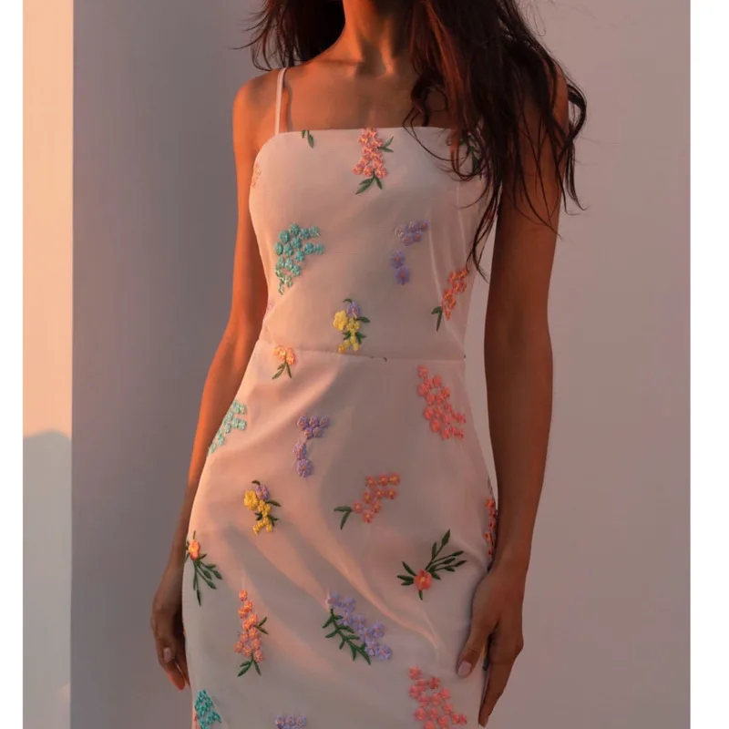2023 Summer Embroidery Sexy Bodycon White Women Elegant Spaghetti Strap Sleeveless Floral Print Dress Women Sweet Party Dresses
2023 Summer Embroidery Sexy Bodycon White Women Elegant Spaghetti Strap Sleeveless Floral Print Dress Women Sweet Party Dresses