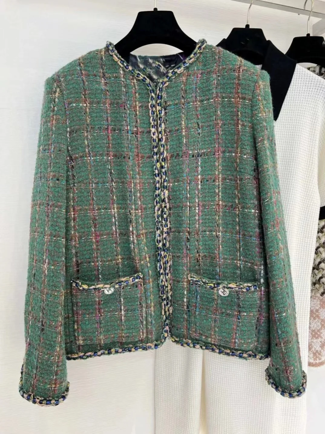 2023 Autumn/Winter New Fashion Luxury Style Green Plaid Tweed Coat Cardigan Women Elegant Round Neck Woven Jacket Top for Women
2023 Autumn/Winter New Fashion Luxury Style Green Plaid Tweed Coat Cardigan Women Elegant Round Neck Woven Jacket Top for Women