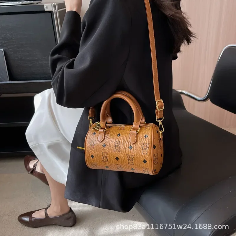 Printed pillow bag, women's new fashionable bear bag, retro one shoulder crossbody bag, stylish and versatile handbag
Printed pillow bag, women's new fashionable bear bag, retro one shoulder crossbody bag, stylish and versatile handbag