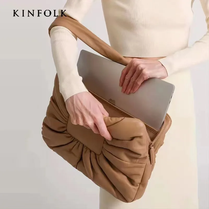 2024New Niche Designer Luxury Retro Down Jacket Bag Simple And Atmospheric Pillow Bag Large Capacity Pleated Shoulder Bag Luxury
2024New Niche Designer Luxury Retro Down Jacket Bag Simple And Atmospheric Pillow Bag Large Capacity Pleated Shoulder Bag Luxury