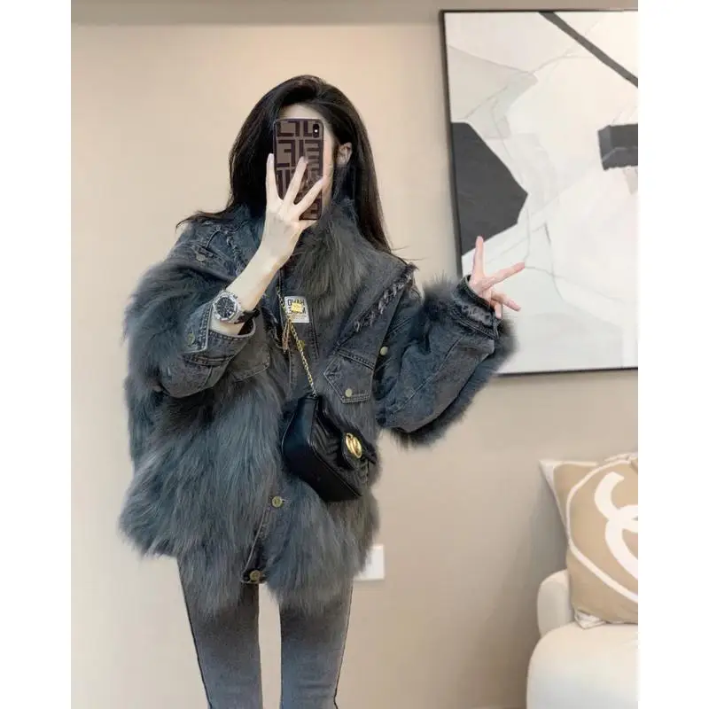 2023 Winter Women's Jacket New Clothing Denim Patchwork Fur Jacket Short Thick and Warm Imitation Fox Fur Top Outerwear
2023 Winter Women's Jacket New Clothing Denim Patchwork Fur Jacket Short Thick and Warm Imitation Fox Fur Top Outerwear