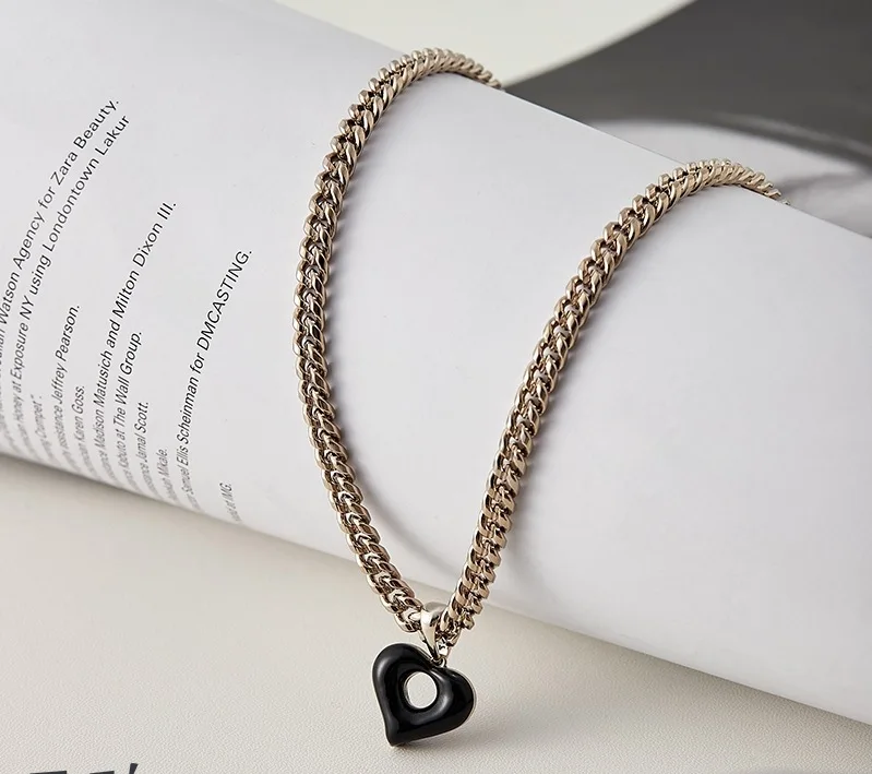 Necklace new niche design love drop glaze black and green necklace with collar bone hoodie chain accessories
Necklace new niche design love drop glaze black and green necklace with collar bone hoodie chain accessories