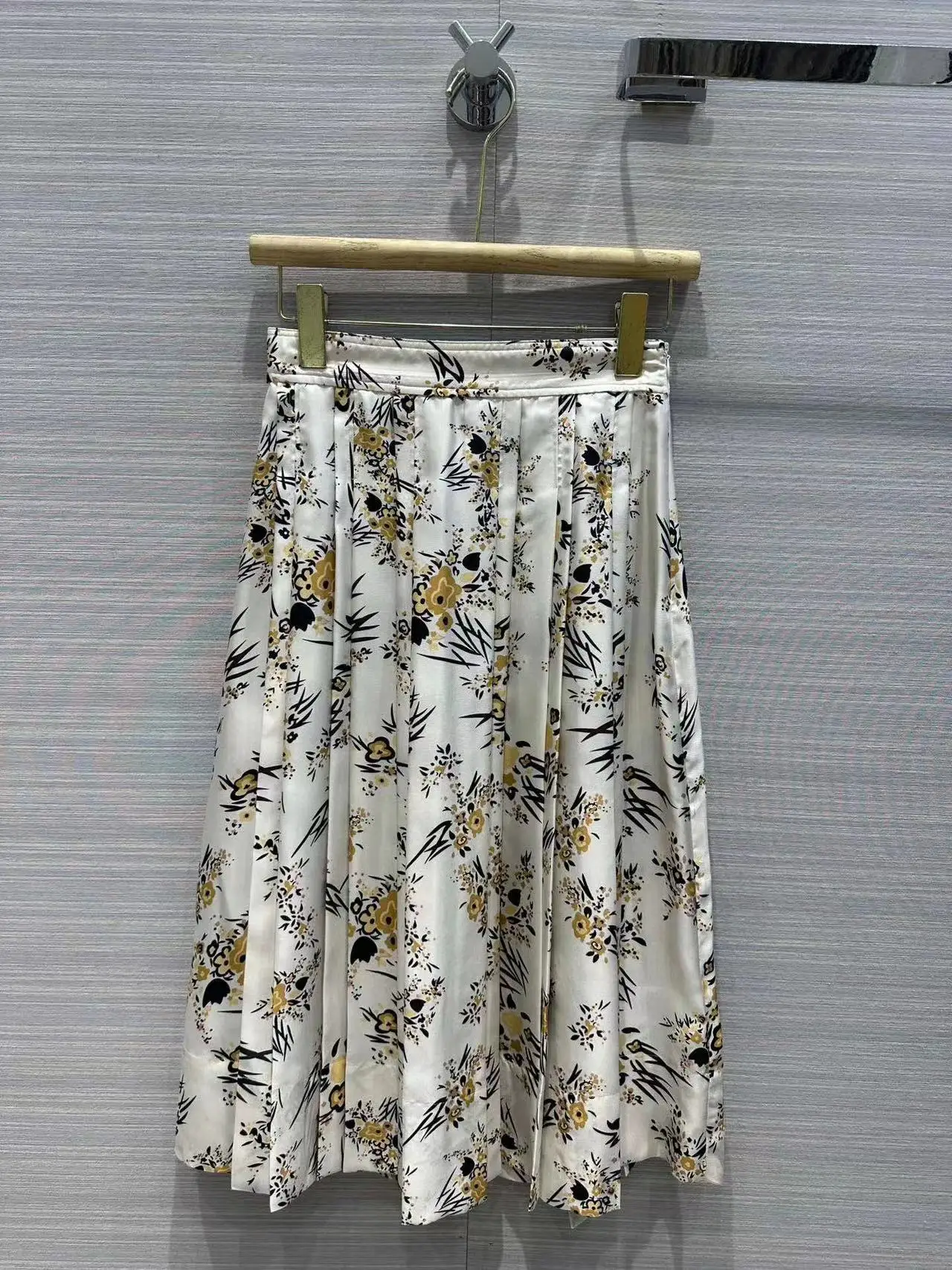Fyion 2023 Floral Print Midi Skirt Runway Women Elegant High Waist Silk Pleated Skirts Fashion Holiday Clothes
Fyion 2023 Floral Print Midi Skirt Runway Women Elegant High Waist Silk Pleated Skirts Fashion Holiday Clothes