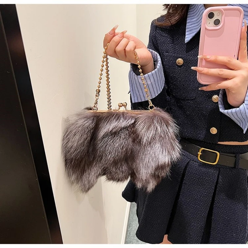 2023 New Women's Real Fox Fur Handbag Plush Bag Luxury Soft Silver Fox Fur Messenger Bag Large Capacity Totes Warm Shoulder Bag
2023 New Women's Real Fox Fur Handbag Plush Bag Luxury Soft Silver Fox Fur Messenger Bag Large Capacity Totes Warm Shoulder Bag