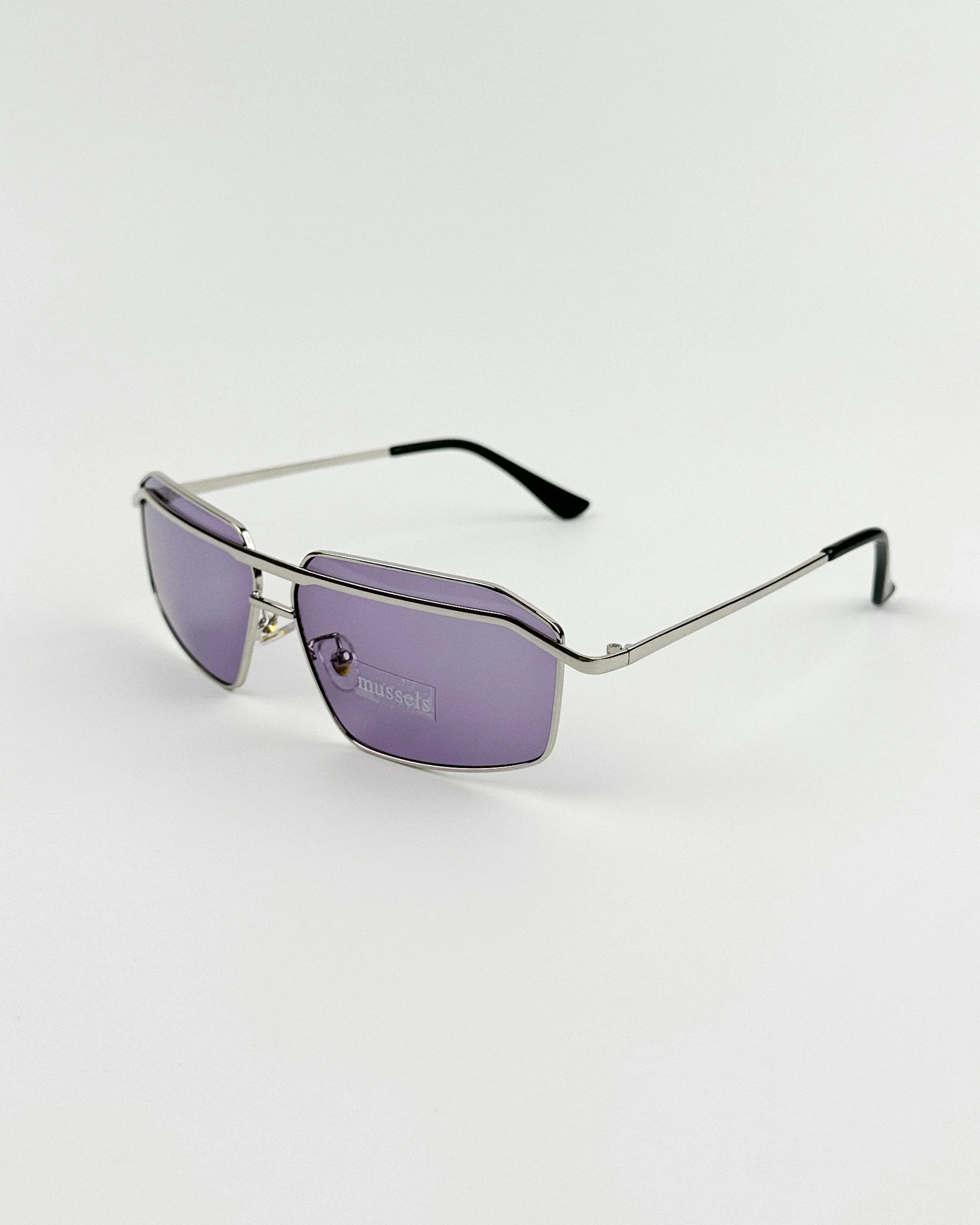 Metal double beam retro pilot sunglasses with concave shape, fashionable to wear OTTD sunglasses for men and women
Metal double beam retro pilot sunglasses with concave shape, fashionable to wear OTTD sunglasses for men and women