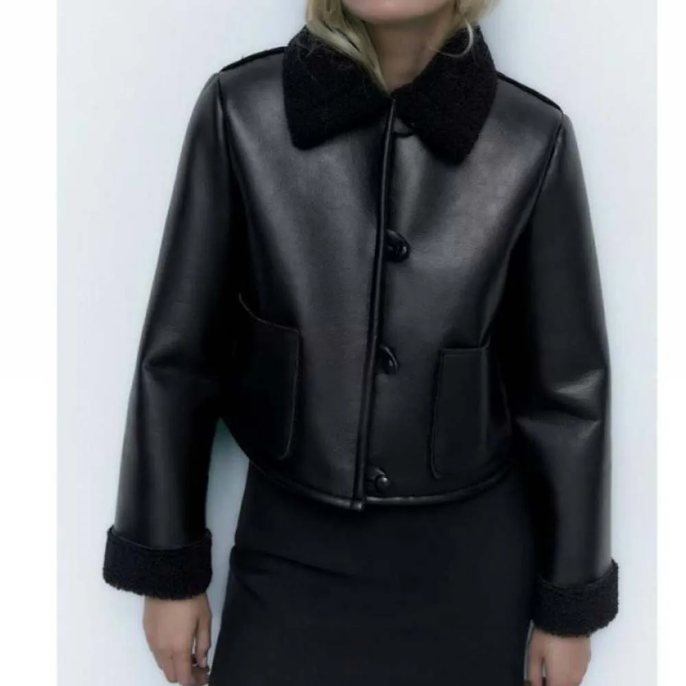 Women Faux Leather Jacket Faux Fur Lining Warm Winter Biker Clothes Coat Casual Button Up Warm Jacket with Pockets
Women Faux Leather Jacket Faux Fur Lining Warm Winter Biker Clothes Coat Casual Button Up Warm Jacket with Pockets