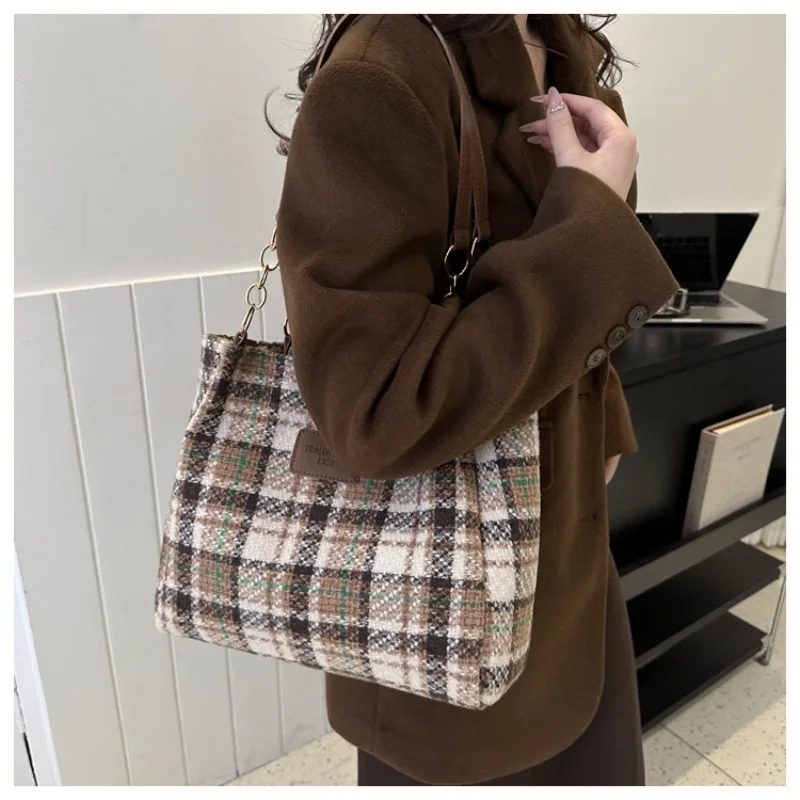 Large Capacity Luxury Brand Female Shoulder Bag Women's New Trendy High End Plaid Handbag Versatile Tote Designer Shoulder Bag
Large Capacity Luxury Brand Female Shoulder Bag Women's New Trendy High End Plaid Handbag Versatile Tote Designer Shoulder Bag