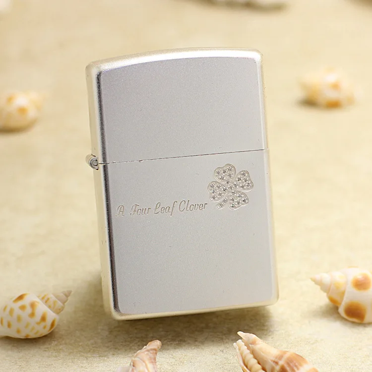 Оригинальная зажигалка Zippo с алмазной инкрустированной клевером, медная ветрозащитная сигаретная керосиновая зажигалка, подарок с кодом против подделки
Оригинальная зажигалка Zippo с алмазной инкрустированной клевером, медная ветрозащитная сигаретная керосиновая зажигалка, подарок с кодом против подделки