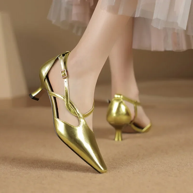 Сексуальные Серебристые босоножки на высоком каблуке 5 см, босоножки из искусственной кожи с вырезами, босоножки 33-43 на коротком каблуке 
Сексуальные Серебристые босоножки на высоком каблуке 5 см, босоножки из искусственной кожи с вырезами, босоножки 33-43 на коротком каблуке