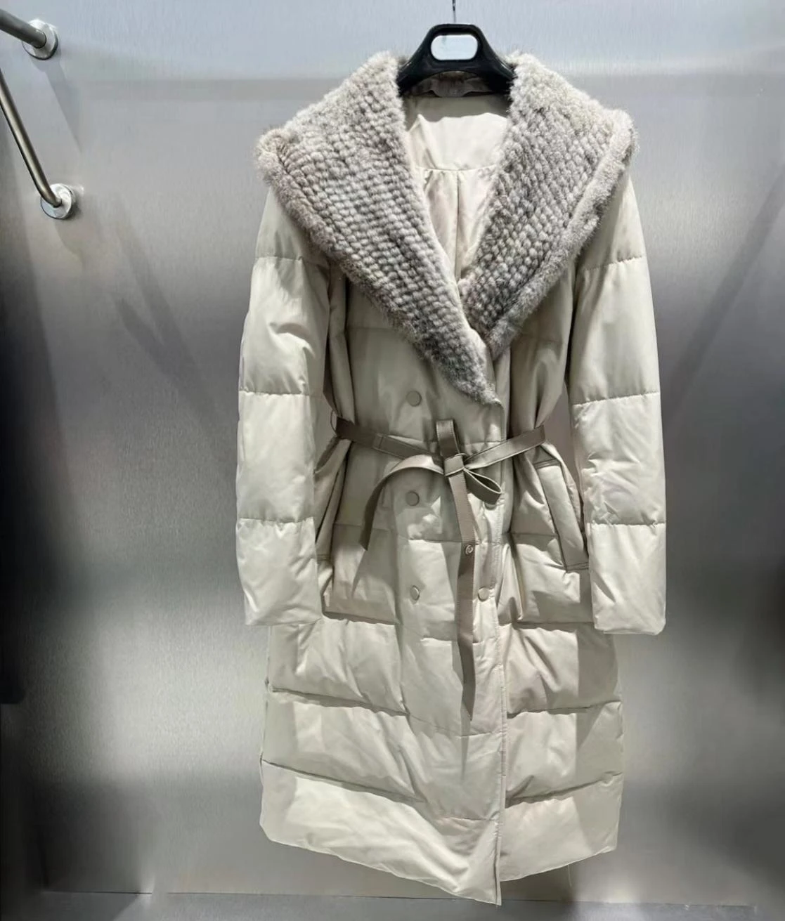 Autumn Winter Women Coats Long Filling White Duck Down Overcoat Natural Mink fur Jacket Soft
Autumn Winter Women Coats Long Filling White Duck Down Overcoat Natural Mink fur Jacket Soft