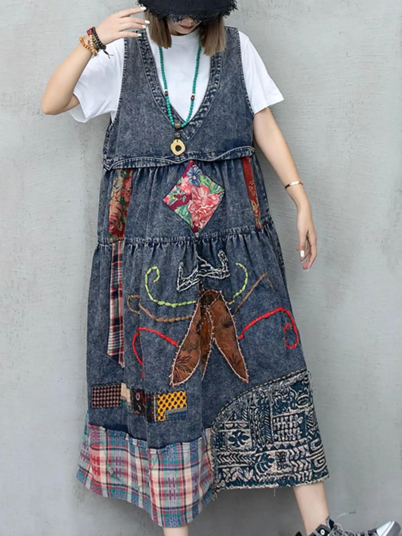 New Retro Embroidered Denim Large Swing V-neck Dress Women Loose Fitting High Waisted Sleeveless Patchwork Pullover Vest Dress
New Retro Embroidered Denim Large Swing V-neck Dress Women Loose Fitting High Waisted Sleeveless Patchwork Pullover Vest Dress