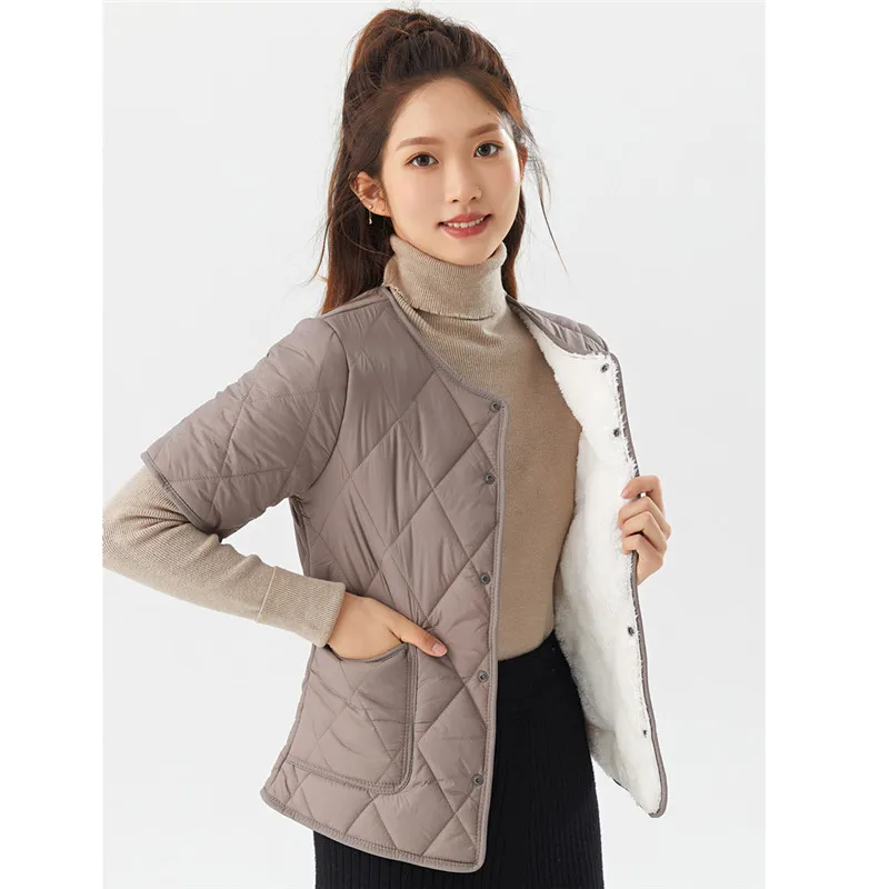 Осень-зима 2023, теплые парки с хлопковой подкладкой, женское бархатное плотное пальто из хлопка, Женская куртка из овечьей шерсти с коротким рукавом, верхняя одежда
Осень-зима 2023, теплые парки с хлопковой подкладкой, женское бархатное плотное пальто из хлопка, Женская куртка из овечьей шерсти с коротким рукавом, верхняя одежда