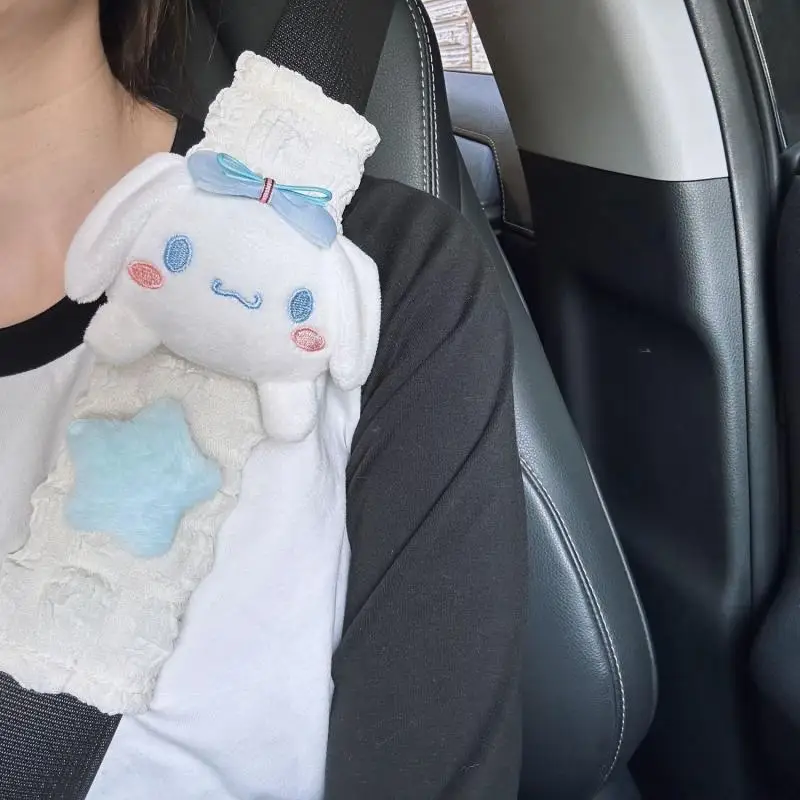 Sanrio Cinnamoroll Kawaii аниме украшение интерьера автомобиля Накладка для ремня безопасности автомобиля подголовник плечевые накладки универсальные украшения для автомобиля 2023
Sanrio Cinnamoroll Kawaii аниме украшение интерьера автомобиля Накладка для ремня безопасности автомобиля подголовник плечевые накладки универсальные украшения для автомобиля 2023