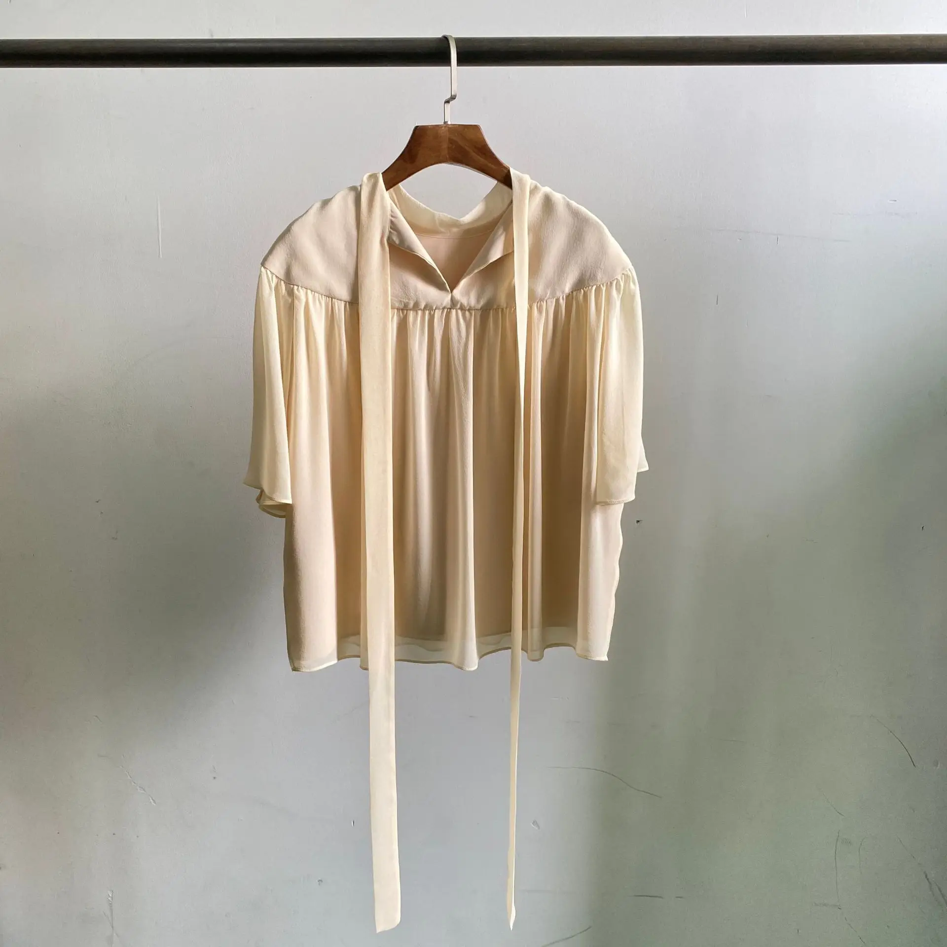 Mulberry silk bow tie short-sleeved T-shirt senior sense y2k temperament elegant stretch satin loose versatile Top women
Mulberry silk bow tie short-sleeved T-shirt senior sense y2k temperament elegant stretch satin loose versatile Top women
