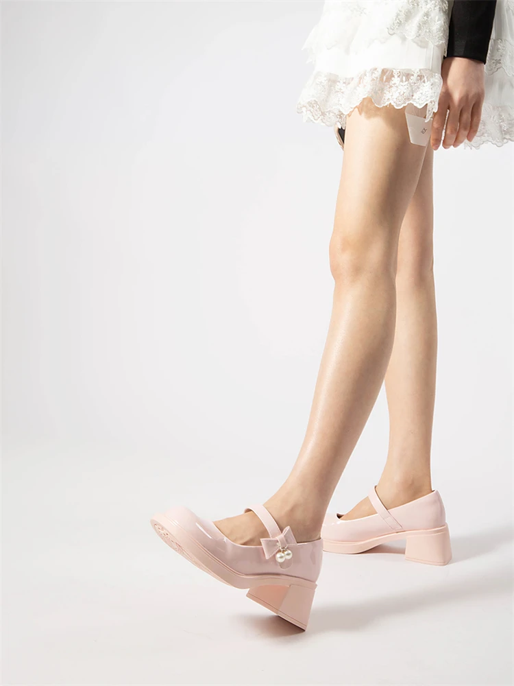 Туфли Мэри Джейн из натуральной лакированной кожи на толстом высоком каблуке 6 см, женские туфли с жемчужной пряжкой, новинка, модная женская обувь
Туфли Мэри Джейн из натуральной лакированной кожи на толстом высоком каблуке 6 см, женские туфли с жемчужной пряжкой, новинка, модная женская обувь