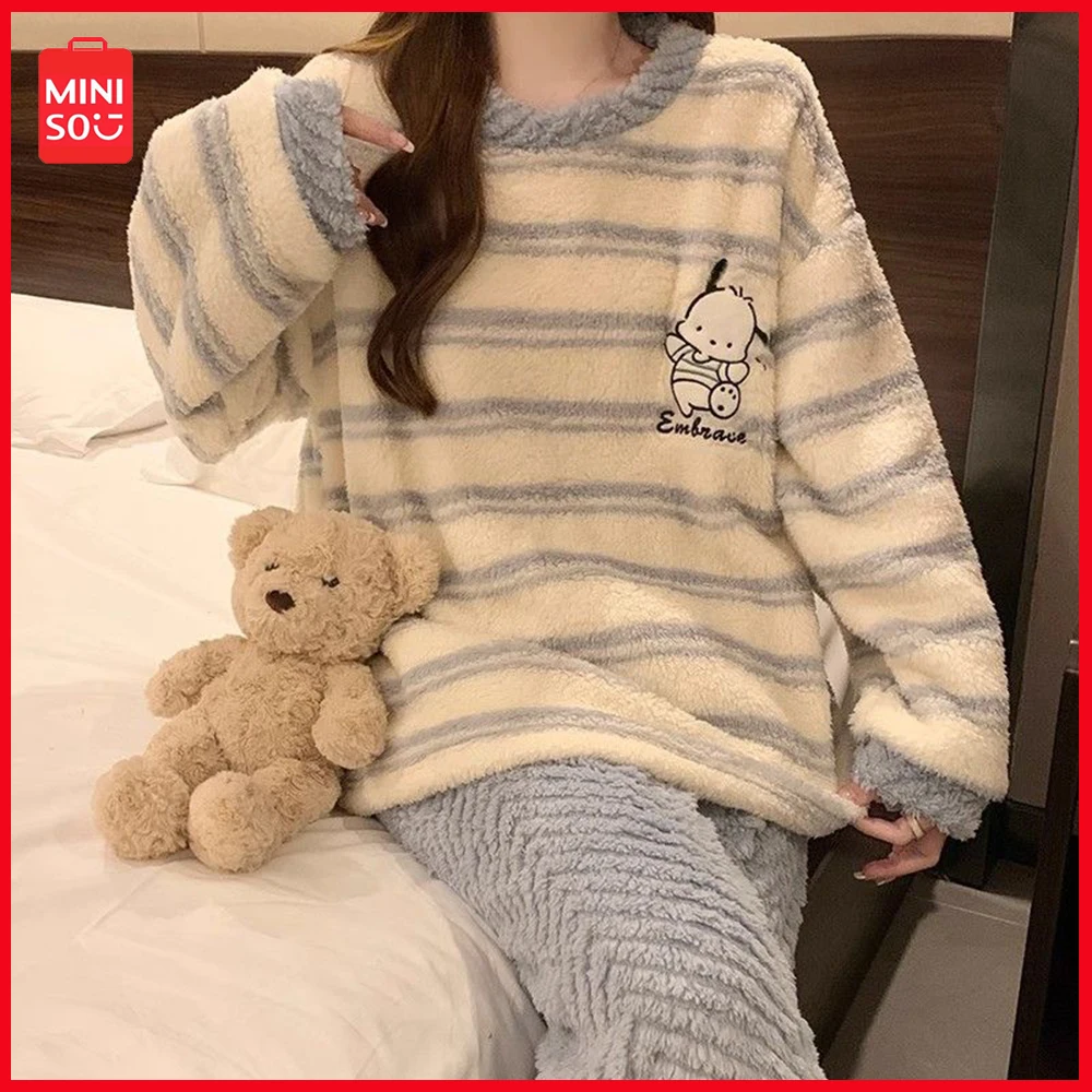Miniso Sanrio понравико картонная аниме Корейская версия женская модная Пижама с круглым вырезом и длинным рукавом комплект для осени повседневная одежда
Miniso Sanrio понравико картонная аниме Корейская версия женская модная Пижама с круглым вырезом и длинным рукавом комплект для осени повседневная одежда