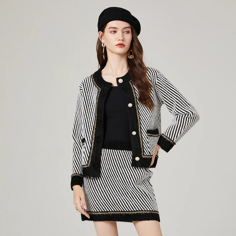 2023 New Autumn Winter Women Knitted Skirt Suits Fashion Diagonal Stripes Single Breasted Cardigan And Mini Skirt Two Piece Set
2023 New Autumn Winter Women Knitted Skirt Suits Fashion Diagonal Stripes Single Breasted Cardigan And Mini Skirt Two Piece Set