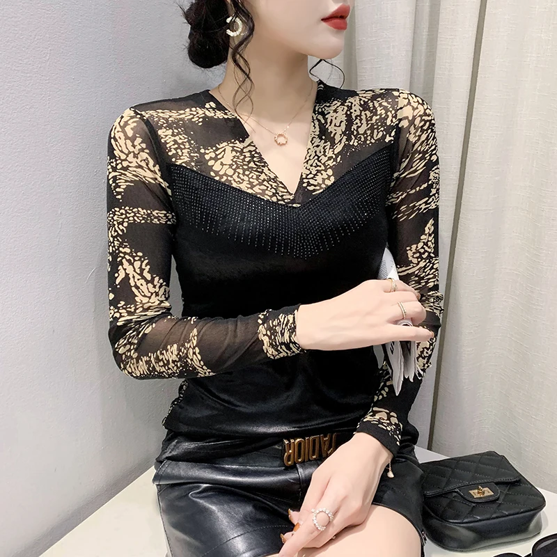 Autumn Long Sleeved V-Neck Printed Women's T-Shirt Fashion Casual Patchwork Hot Drilling Mesh Tops M-3XL 
Autumn Long Sleeved V-Neck Printed Women's T-Shirt Fashion Casual Patchwork Hot Drilling Mesh Tops M-3XL