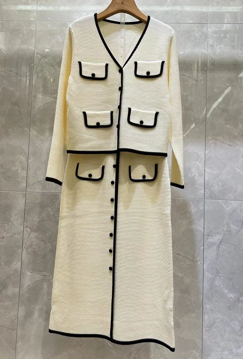 Top Quality Women's Set 2023 Autumn Winter 2 Piece Sweater Suit Ladies Color Block Knitted Cardigan Coat+Button Deco Knit Skirt
Top Quality Women's Set 2023 Autumn Winter 2 Piece Sweater Suit Ladies Color Block Knitted Cardigan Coat+Button Deco Knit Skirt