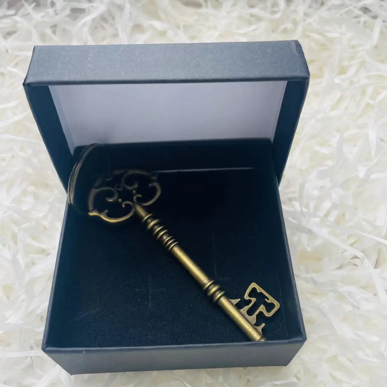 Goblins Bank Hollow out Key Pendant Keychain Set Magic Bank Vintage Box 2pcs Set Halloween Cosplay Accessory Kid Carnival Gift
Goblins Bank Hollow out Key Pendant Keychain Set Magic Bank Vintage Box 2pcs Set Halloween Cosplay Accessory Kid Carnival Gift