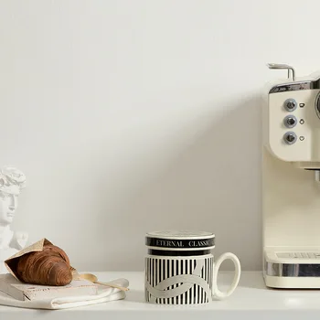 뚜껑이 달린 프랑스 커피 컵, 우유 아침 식사, 미니멀리스트 및 높은 외관, 틈새 디자인, 인스타그램, 6 개