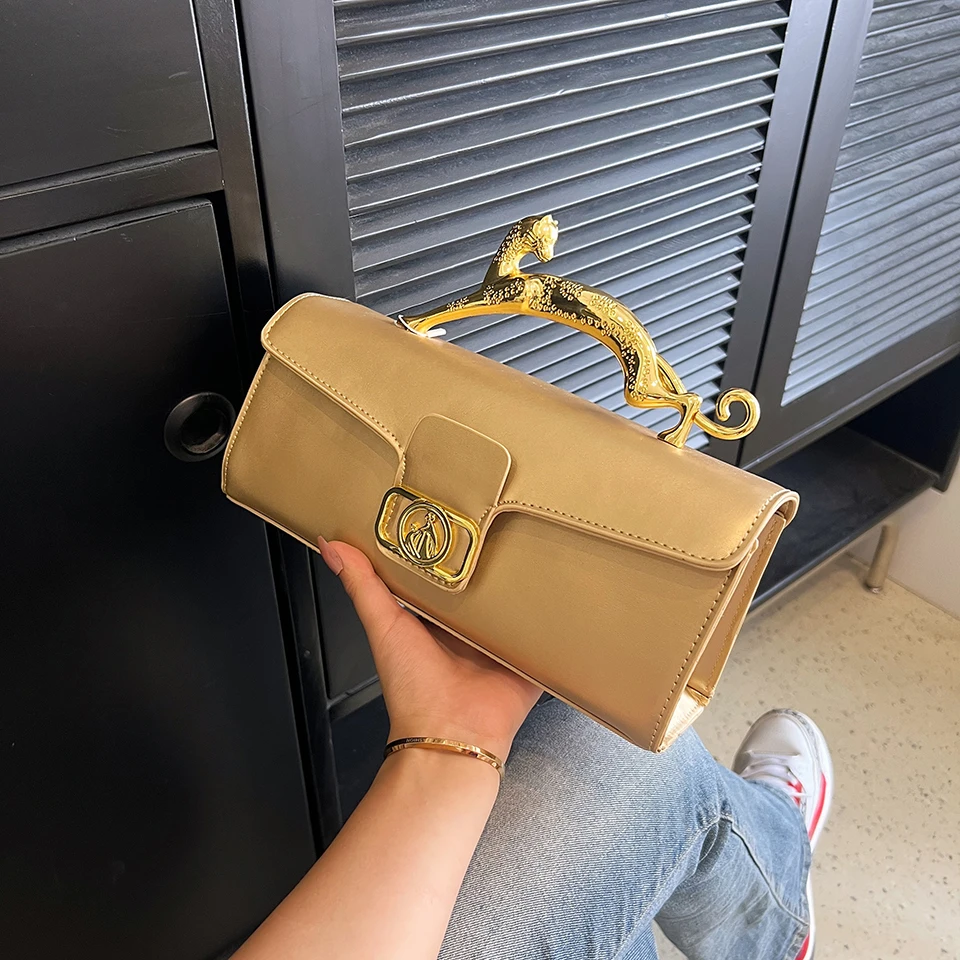SH112New Ladies Metal Buckle Simple Fashion Shoulder Bag Women Luxury Brand Design Leather Shell Bag Party Commuting Oblique Bag
SH112New Ladies Metal Buckle Simple Fashion Shoulder Bag Women Luxury Brand Design Leather Shell Bag Party Commuting Oblique Bag