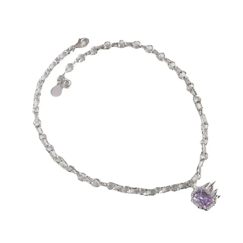 Liquefying square GEM PENDANT Necklace: Purple gem is shining, and a neutral necklace is stacked
Liquefying square GEM PENDANT Necklace: Purple gem is shining, and a neutral necklace is stacked