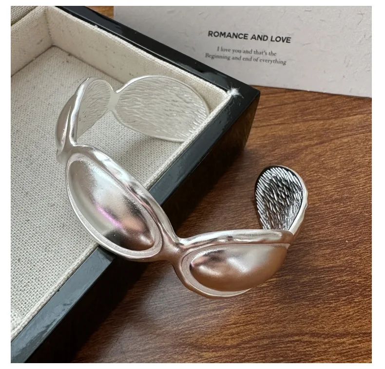 S925 sterling silver niche design, matte fashionable oval bracelet, simple and personalized bracelet CAE68
S925 sterling silver niche design, matte fashionable oval bracelet, simple and personalized bracelet CAE68