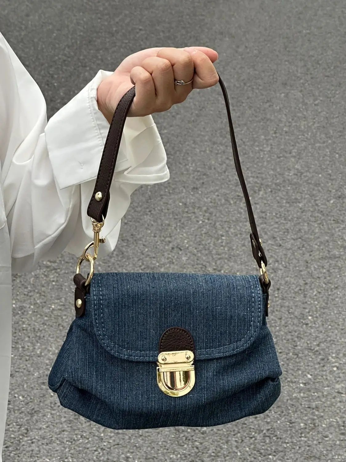 Design Women's Bag 2024 New Retro Fashion Handheld Crossbody Bag Denim Lock Buckle Folded Bag, Small One Shoulder Underarm Bag
Design Women's Bag 2024 New Retro Fashion Handheld Crossbody Bag Denim Lock Buckle Folded Bag, Small One Shoulder Underarm Bag