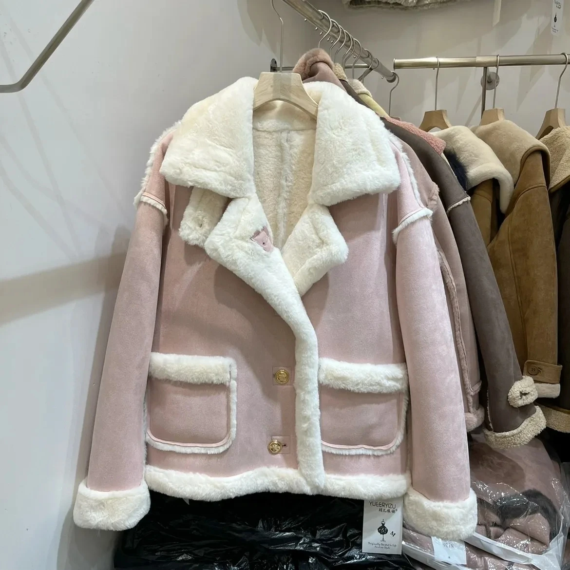 Зимние женские пальто из овечьей шерсти, теплые утепленные короткие куртки с бархатной подкладкой, повседневные Модные свободные куртки, Корейская верхняя одежда большого размера
Зимние женские пальто из овечьей шерсти, теплые утепленные короткие куртки с бархатной подкладкой, повседневные Модные свободные куртки, Корейская верхняя одежда большого размера