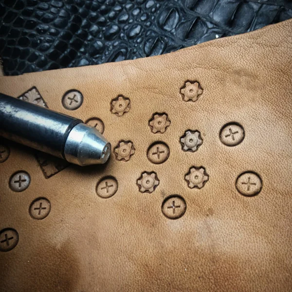 gear screw vegetable tanned leather hand-knocking mold hand-made leather embossing mold tool
gear screw vegetable tanned leather hand-knocking mold hand-made leather embossing mold tool