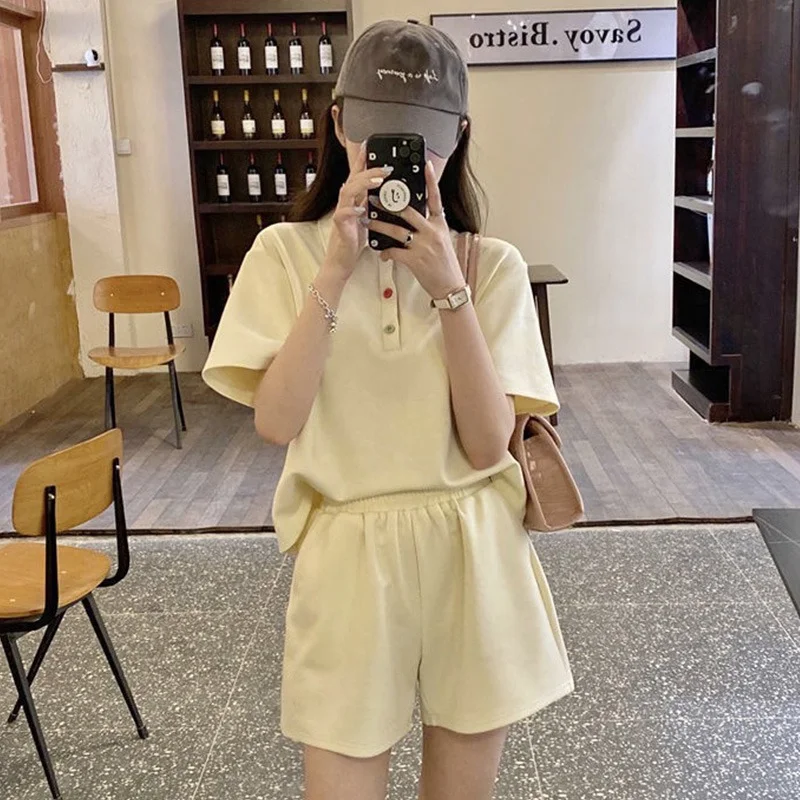 Комплект спортивной одежды женский однотонный, повседневная одежда с шортами, однотонный топ с отложным воротником и штаны на шнуровке, летний комплект
Комплект спортивной одежды женский однотонный, повседневная одежда с шортами, однотонный топ с отложным воротником и штаны на шнуровке, летний комплект