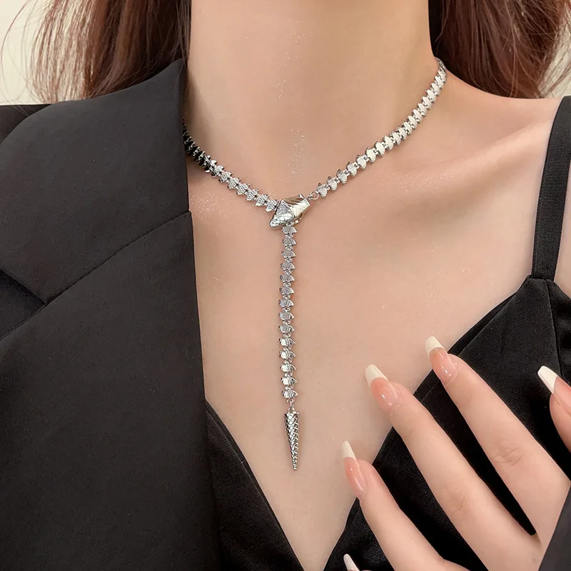 Snake Shaped Necklace 2023 New Style Temperament Sweater Chain Niche Design Light Luxury High-end Long Neckchain for Women.
Snake Shaped Necklace 2023 New Style Temperament Sweater Chain Niche Design Light Luxury High-end Long Neckchain for Women.