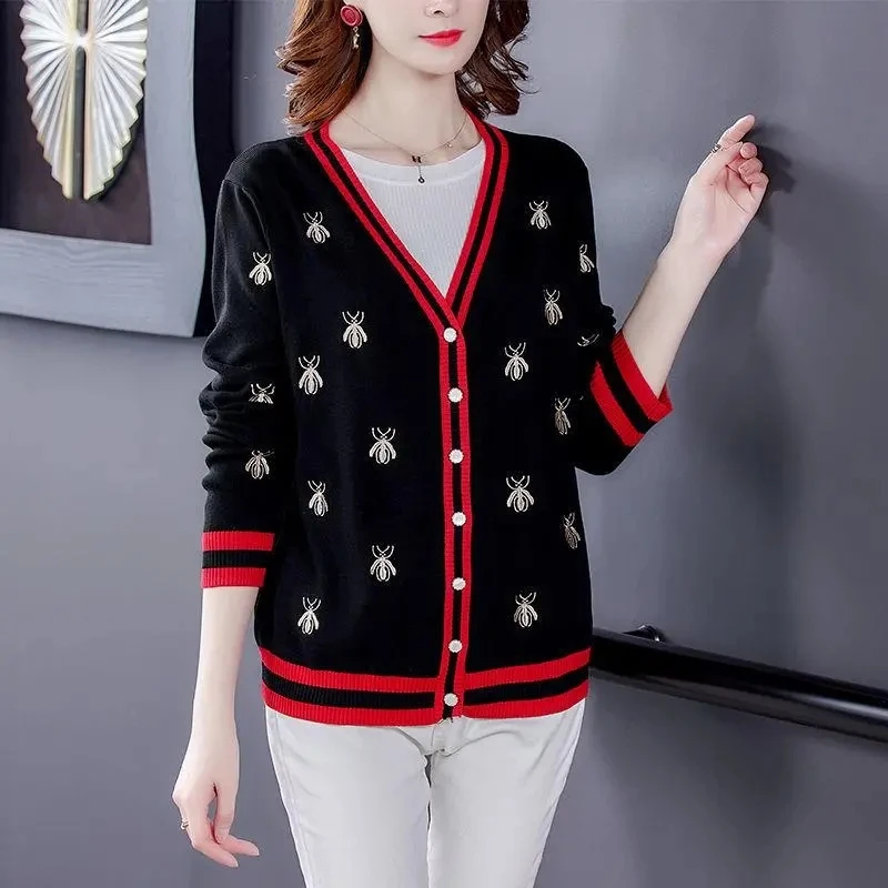 Fashion Bee Embroidery Cardigan Womens Spring Autumn Long Sleeve V Neck Knitted Sweater Tops Female Knitwear Coats
Fashion Bee Embroidery Cardigan Womens Spring Autumn Long Sleeve V Neck Knitted Sweater Tops Female Knitwear Coats