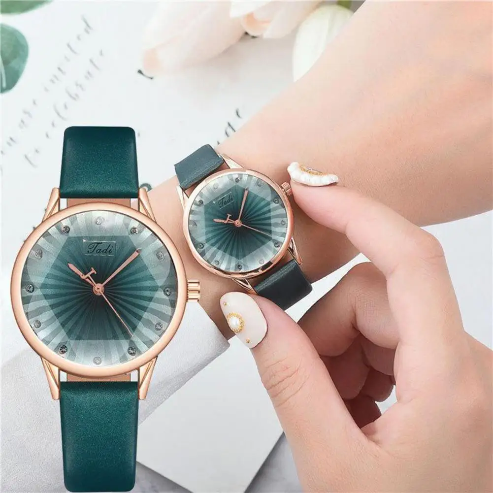 Patterned Glass Watch Geometric Print Quartz Watch with Rhinestone Decor Adjustable Silicone Strap for High Accuracy for Lady
Patterned Glass Watch Geometric Print Quartz Watch with Rhinestone Decor Adjustable Silicone Strap for High Accuracy for Lady