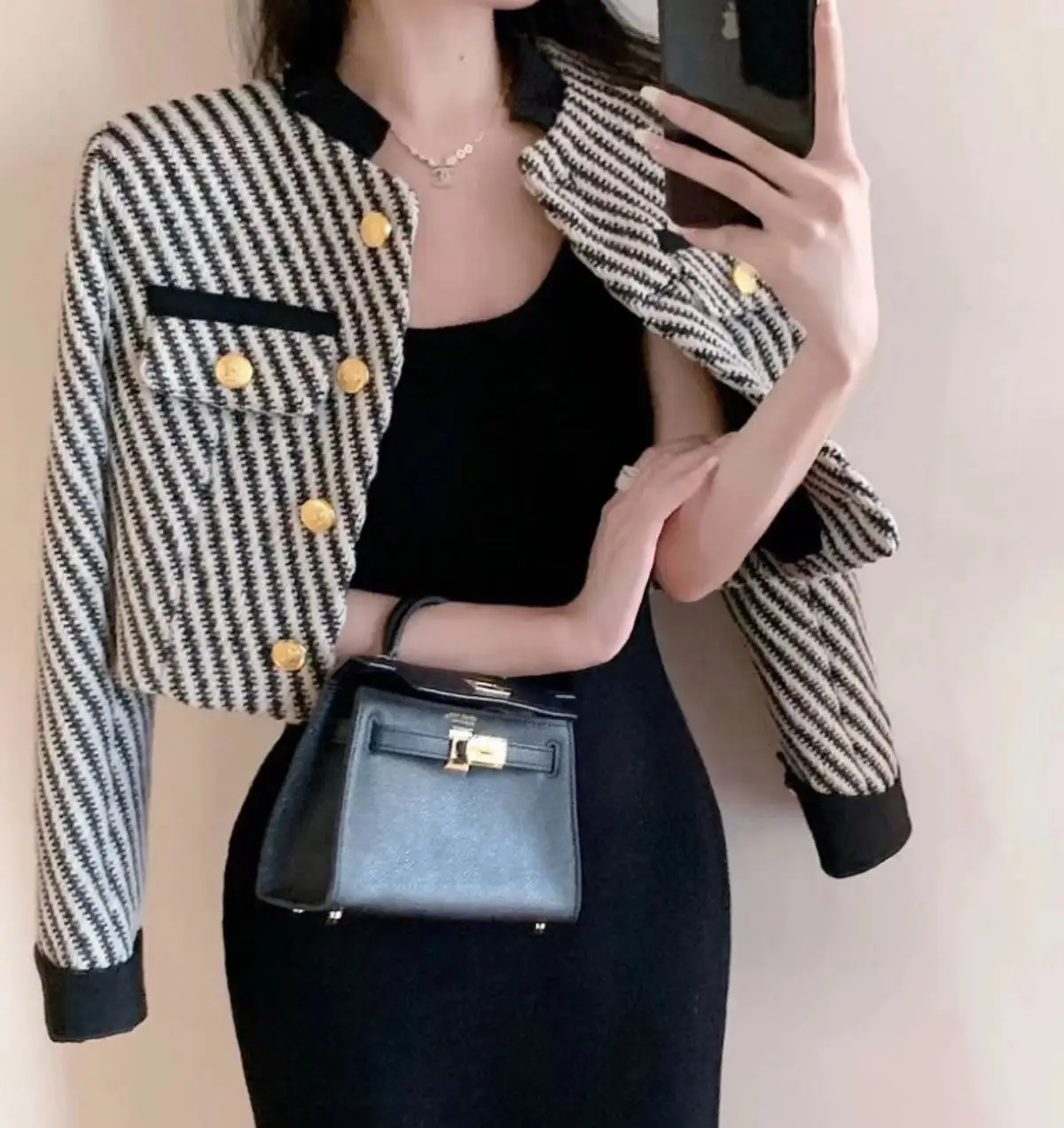 Black White Contrasting Diagonal Stripes Short Cardigan Coat 2023 Autumn Women's Clothing Slim Fit Short Jacket
Black White Contrasting Diagonal Stripes Short Cardigan Coat 2023 Autumn Women's Clothing Slim Fit Short Jacket