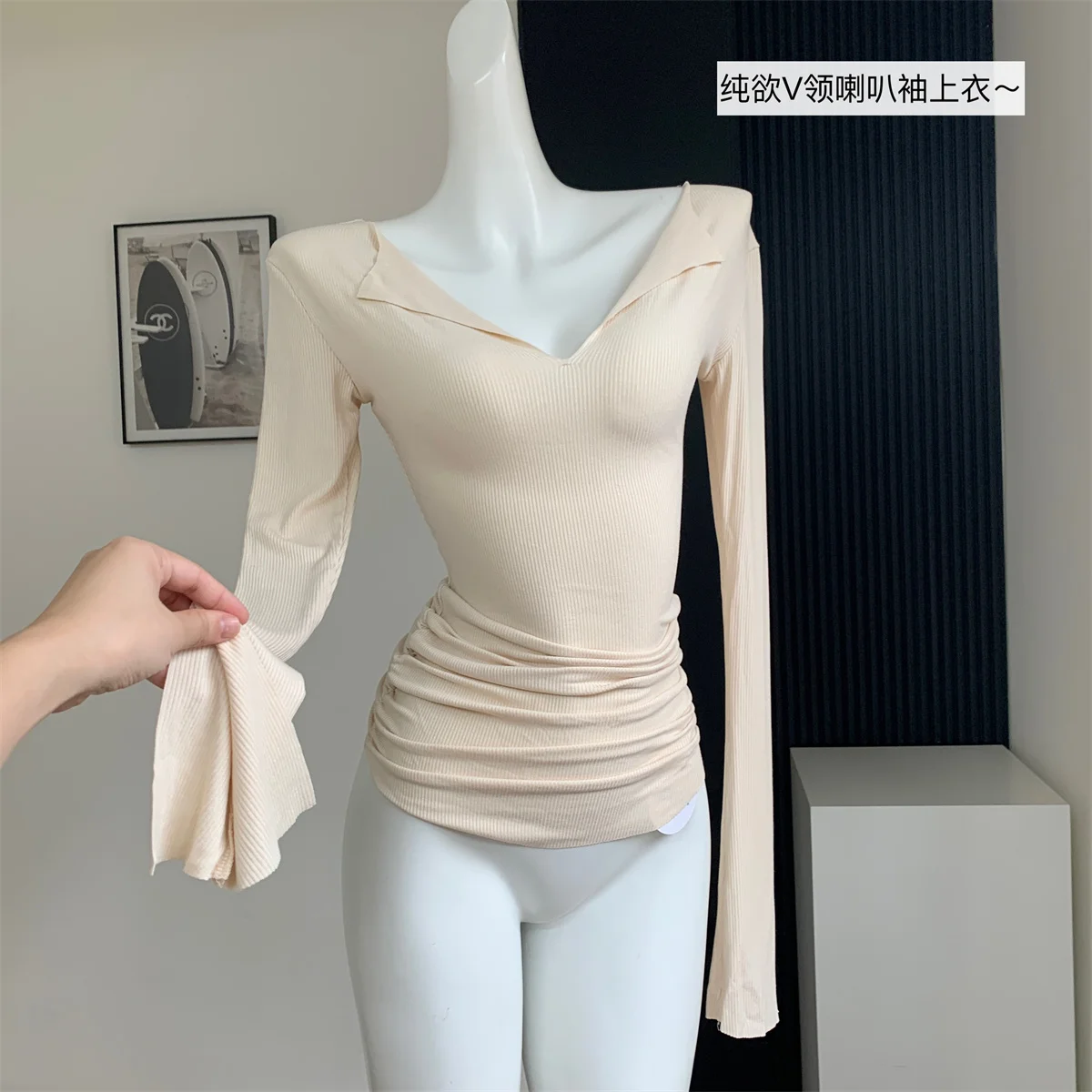 

Women's collarbone Top French V-neck Low cut Reduced age Flare sleeve slim Fitting Pure desire Long sleeved T-shirt