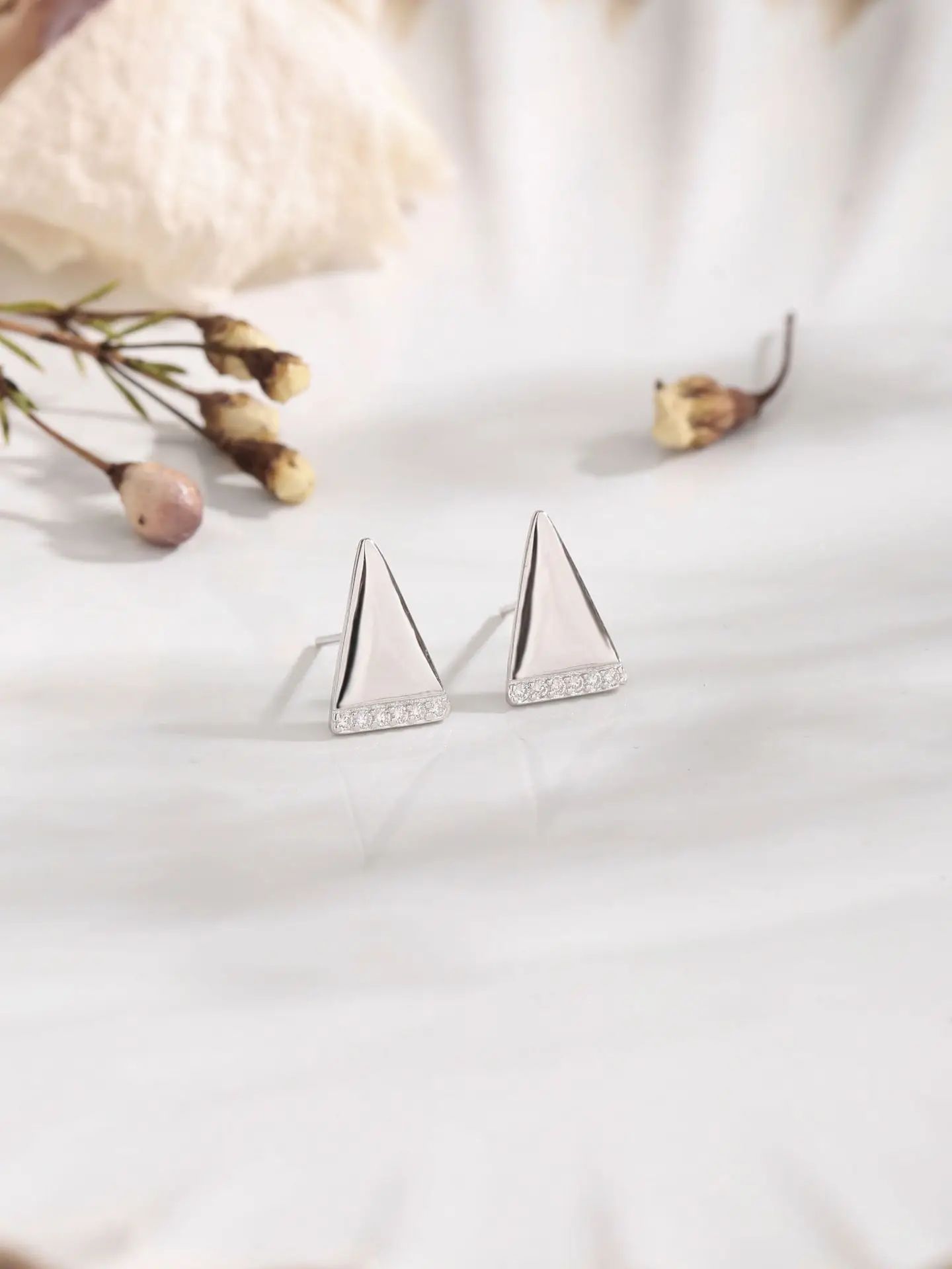 2023 European and American fashion accessories for women S925 sterling silver earrings, new trend and personalized accessories
2023 European and American fashion accessories for women S925 sterling silver earrings, new trend and personalized accessories