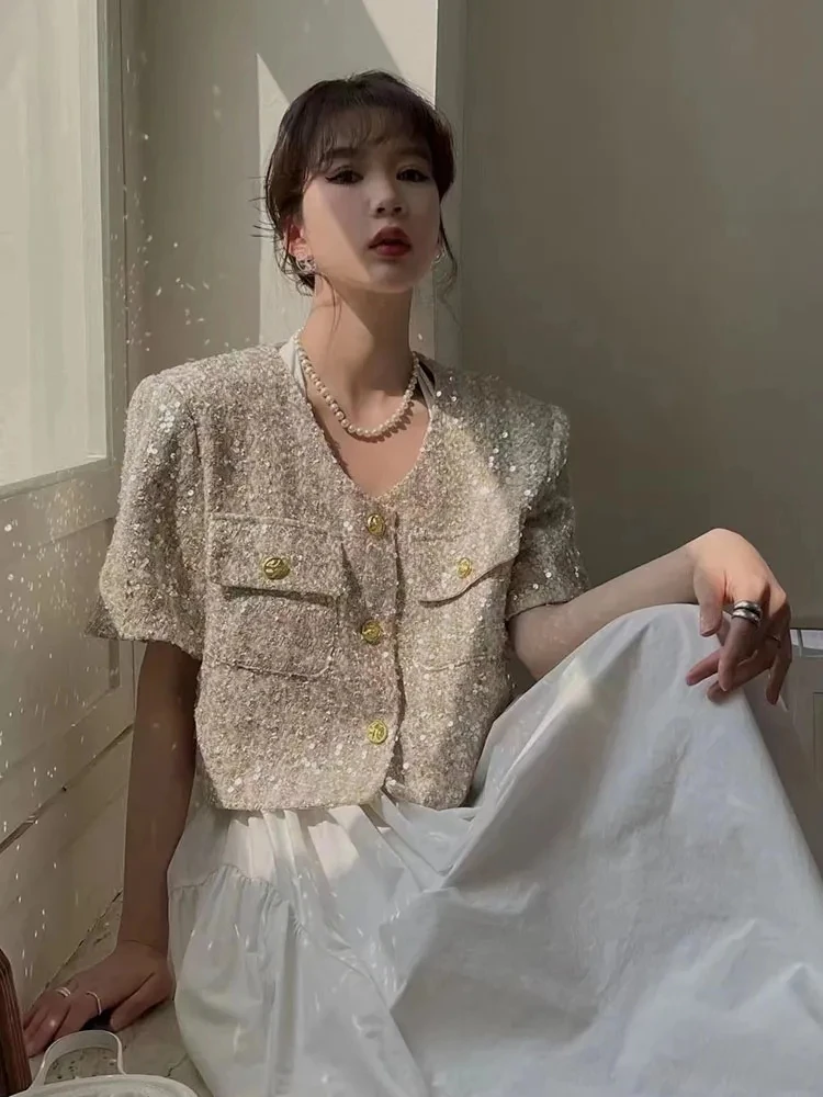 Female 2023 Summer Loose fitting Women V-Neck Single Breasted Short Sleeve Sequin Knitted Short Sleeve Coat Jackets
Female 2023 Summer Loose fitting Women V-Neck Single Breasted Short Sleeve Sequin Knitted Short Sleeve Coat Jackets